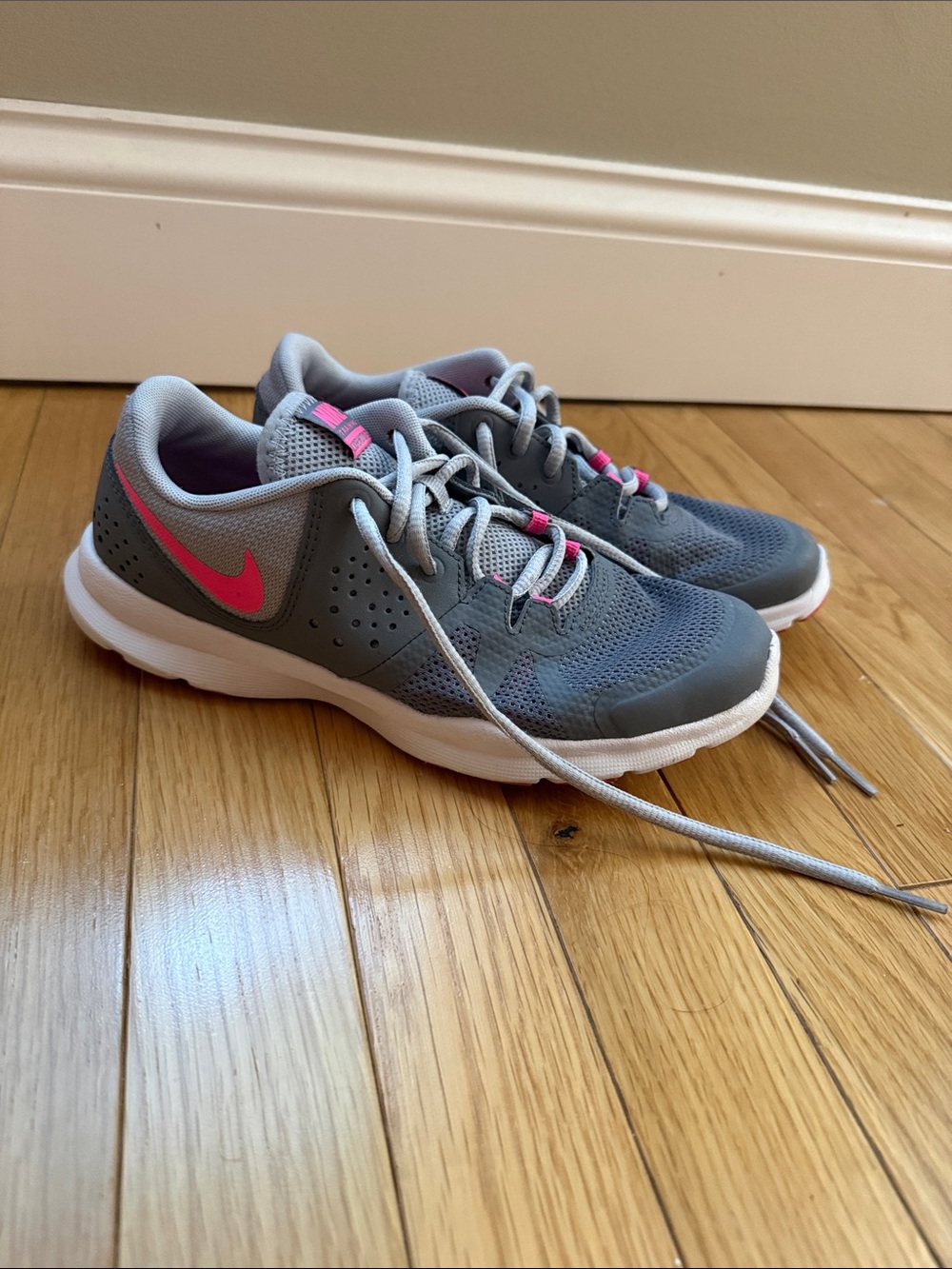 Hardly Worn Nike Gray Sneakers